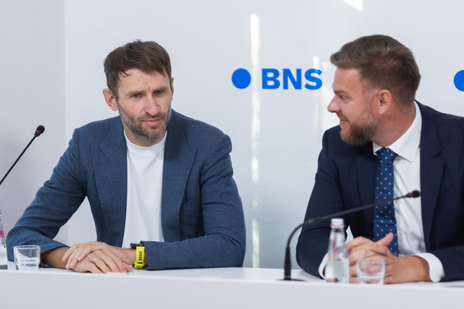 Roberto Riabovo / BNS nuotr./Kandidato į LTOK prezidentus spaudos konferencija. Elijus Čivilis ir Vytautas Janušaitis.