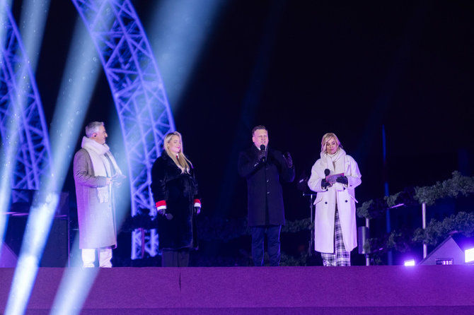 Roberto Riabovo / BNS nuotr./Vilniaus Kalėdų eglės įžiebimas Katedros aikštėje