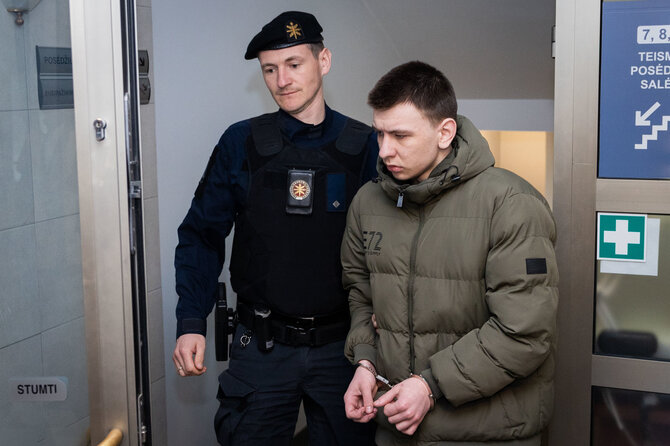 Roberto Riabovo / BNS nuotr./Įtariamas IKEA prekybos centro padegėjas Daniilas Bardadimas atvestas į teismą