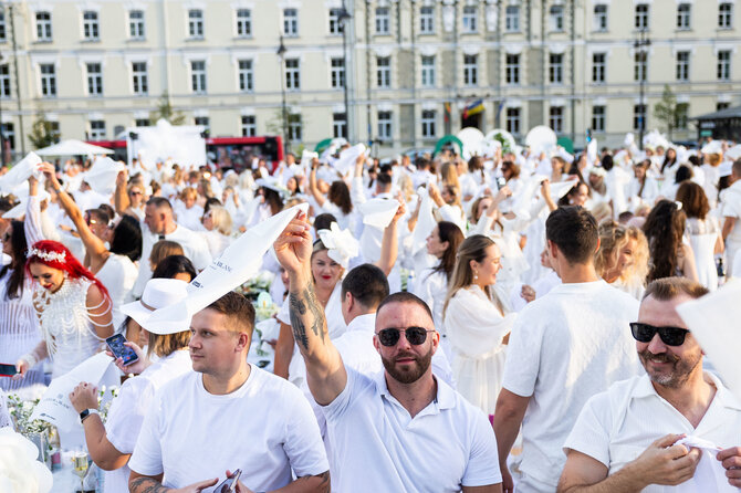 Roberto Riabovo / BNS nuotr./Vienuoliktoji baltoji vakarienė „Le Diner en Blanc“ Vilniuje