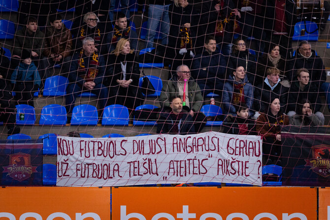 Roberto Riabovo / BNS nuotr./Telšių „Džiugo“ sirgalių plakatas Vilniaus „Sportimoje“