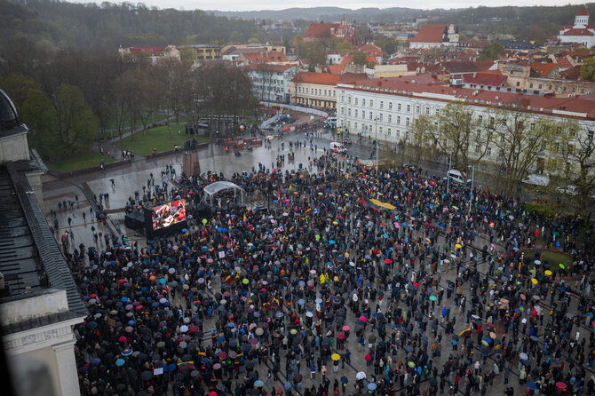 Roberto Riabovo / BNS nuotr./Vilniaus Katedros aikštėje surengta protesto akcija „Šalin rankas nuo laisvo žodžio“
