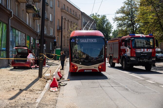 Roberto Riabovo / BNS nuotr./Toyota Prius įvažiavo į stotelę
