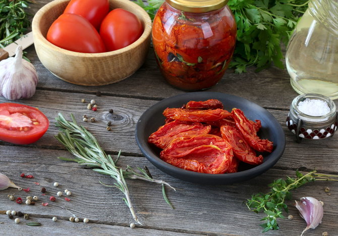 123RF.com nuotr./Saulėje džiovinti pomidorai