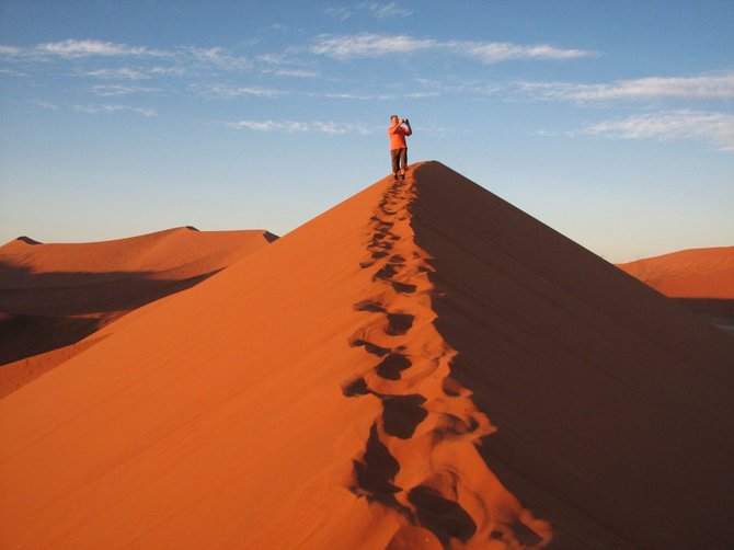 Kelionių organizatoriaus „GRŪDA“ nuotr./Keliautojas Namibo dykumoje