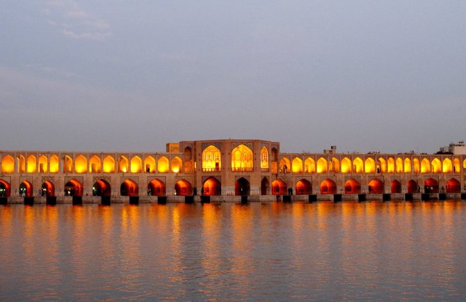 Kelionių organizatoriaus „GRŪDA“ nuotr./Tiltas per Zajanderudo upę, Isfahanas