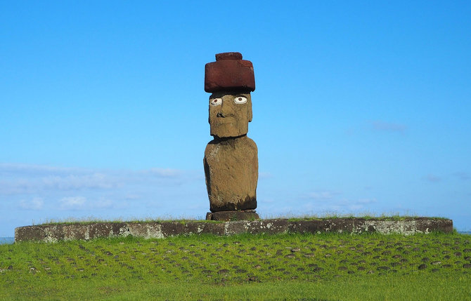Kelionių organizatoriaus „GRŪDA“ nuotr./Moai skulptūra su raudono akmens galvos apdangalu
