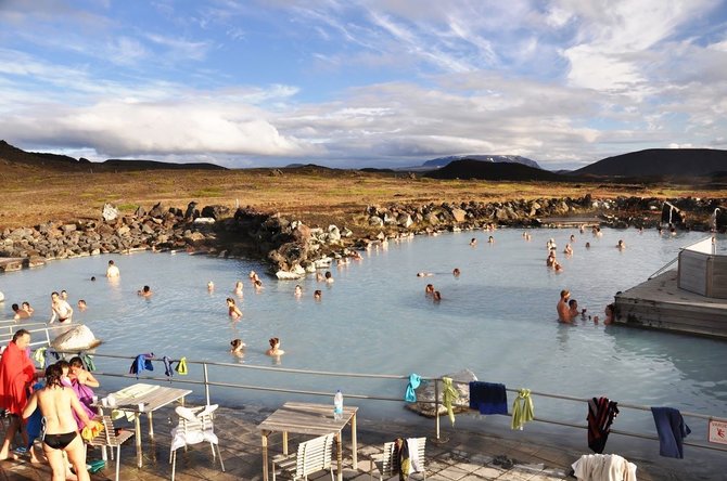 Kelionių organizatoriaus „GRŪDA“ nuotr./Maudynės karštųjų versmių baseine, Islandija