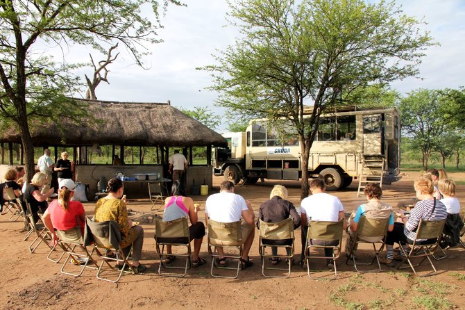 Kelionių organizatoriaus „GRŪDA“ nuotr./„GRŪDOS“ keliautojai pietauja Serengečio nacionalinio parko stovyklavietėje