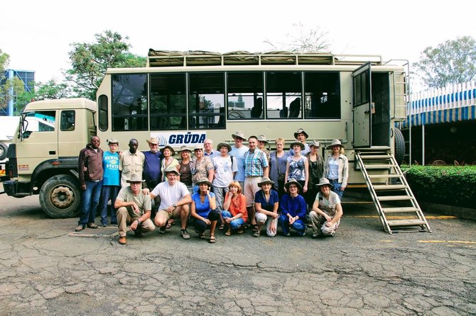 Kelionių organizatoriaus „GRŪDA“ nuotr./„GRŪDOS“ keliautojai prie galingos transporto priemonės „safari truck“ – treko, kuriame telpa visa stovyklavimo įranga ir maisto atsargos