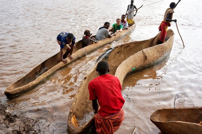 Kelionių organizatoriaus „GRŪDA“ nuotr./„GRŪDOS“ keliautojai ruošiasi keltis per Omo upę, Etiopija