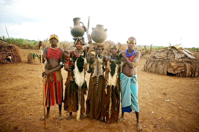 Kelionių organizatoriaus „GRŪDA“ nuotr./Desanešų genties moterys, Etiopija
