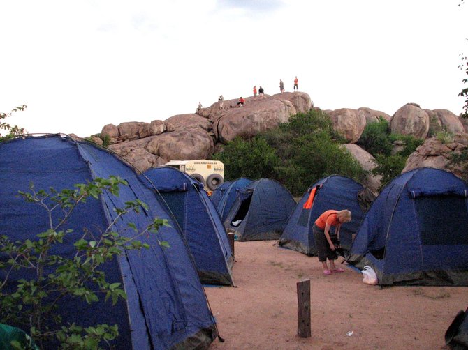 Kelionių organizatoriaus „GRŪDA“ nuotr./Stovyklavietė ir drąsūs keliautojai ant uolos, Namibija