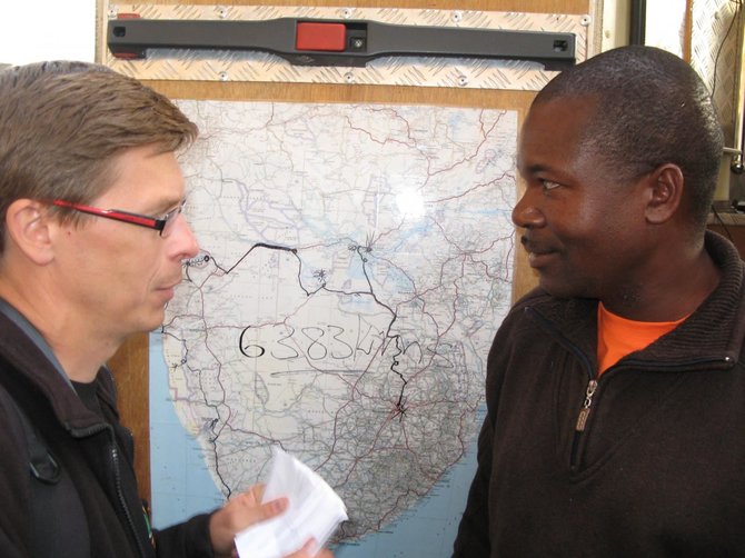 Kelionių organizatoriaus „GRŪDA“ nuotr./Straipsnio autorius ir vietinis kelionės vadovas Mišekas, Namibija