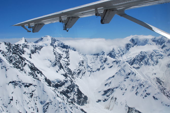 Kelionių organizatoriaus „GRŪDA“ nuotr./Snieguotos viršūnės iš skrydžio lėktuvėliu, Naujoji Zelandija