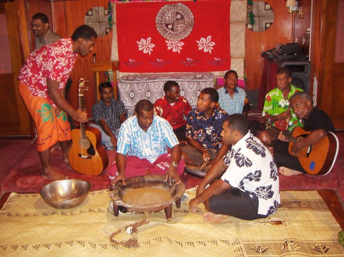 Kelionių organizatoriaus „GRŪDA“ nuotr./Fidžiečiai ceremonijai skirtame tanoa inde atsakingai ruošia jagonos gėrimą, Viti Levu sala, Fidžio salynas