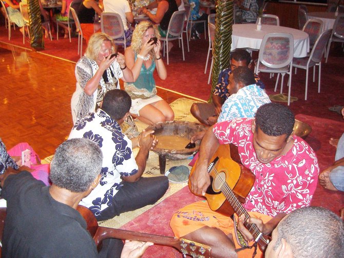 Kelionių organizatoriaus „GRŪDA“ nuotr./Straipsnio autorė B. Kalkienė kavos gėrimo ceremonijoje, kruiziniame laive, Fidžio salynas