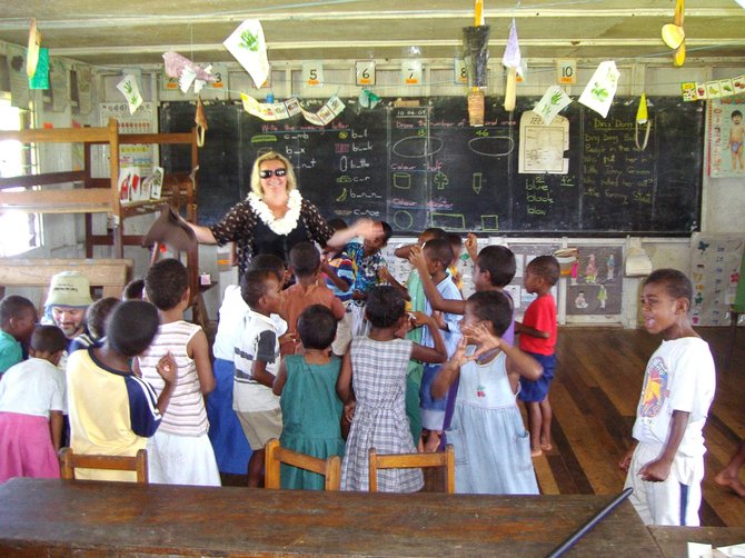 Kelionių organizatoriaus „GRŪDA“ nuotr./Straipsnio autorė B. Kalkienė vietinėje mokyklėlėje, Fidžio salynas
