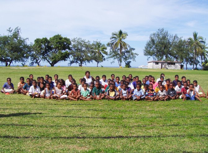 Kelionių organizatoriaus „GRŪDA“ nuotr./Vietinės mokyklėlės mokiniai, Fidžio salynas