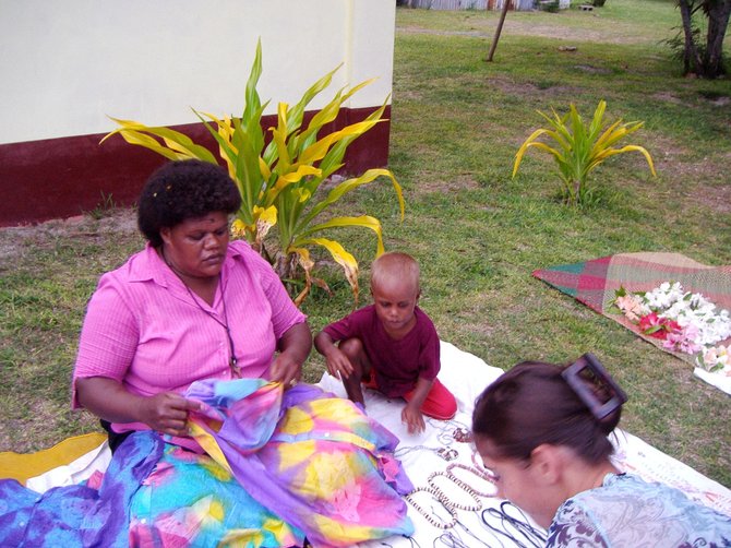 Kelionių organizatoriaus „GRŪDA“ nuotr./Vietinių gėrybių turgelis, Fidžio salynas