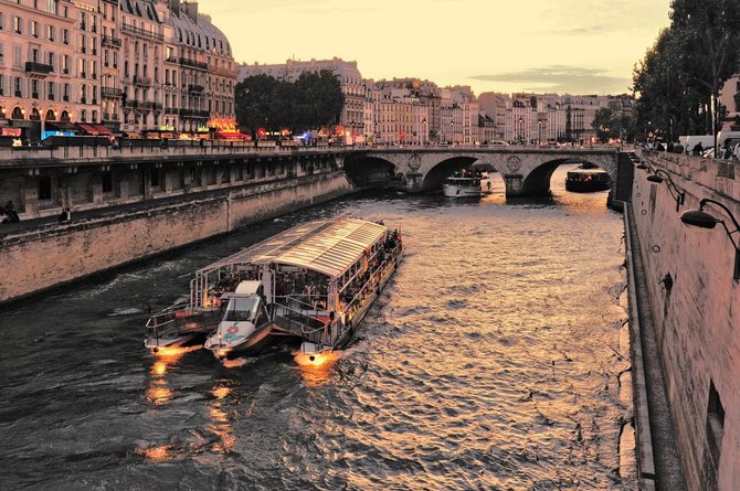 Kelionių organizatoriaus „GRŪDA“ nuotr./Vakarinis pasiplaukiojimas Senos upe, Paryžius, Prancūzija