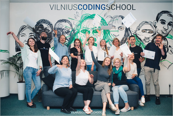 Organizatorių nuotr./Irina Fedotova su Vilnius Coding School kolegomis