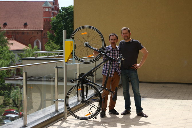 Asmeninio arch. nuotr./Bronius Rauba su savo išradimu - dviračių laikikliu