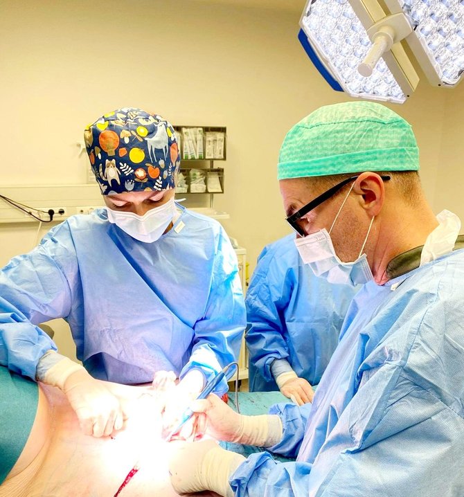 Organizatorių nuotr./Specializuotoje plastinės chirurgijos klinikoje „SV Plastinės chirurgijos centras" vyksta operacija