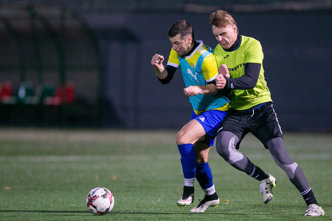 Organizatorių nuotr./Senjorai žaidžia futbolą