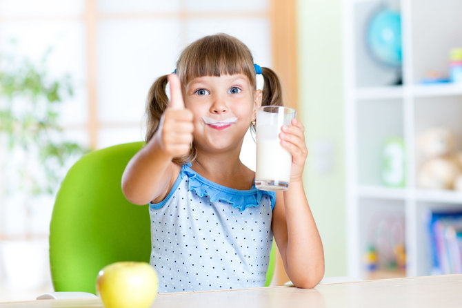 123RF.com nuotr./Mergaitė geria pieną