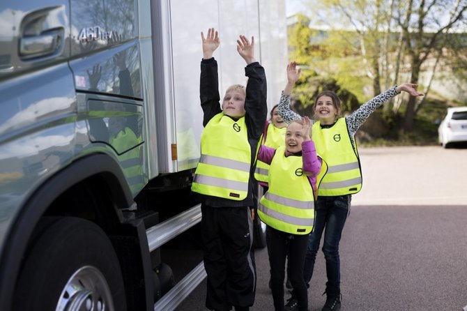 „Volvo Truck Lietuva“ nuotr./Vaikai prie vilkiko