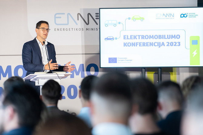 Lietuvos energetikos agentūros nuotr./Ministras Dainius Kreivys Elektromobilumo konferencijoje