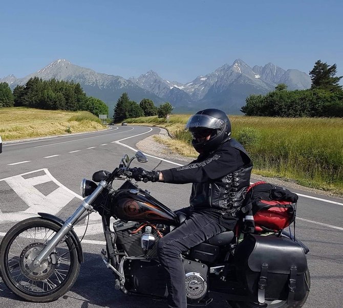Asmeninio arch. nuotr./Rasidos vyras važiuoja motociklui