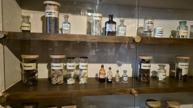 Jūratės Mičiulienės nuotr./Muziejaus kambarys „Materia medica“, pasakoja apie žaliavas, iš kurių buvo gaminami vaistai. Eksponatai su originaliais indais į Kauną atkeliavo iš Vilniaus, 1921–1939 m. veikusio Stepono Batoro universiteto, Farmacijos skyriaus muziejaus