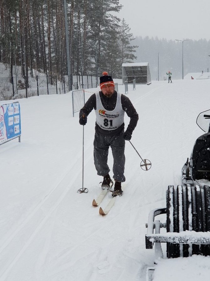 Asmeninio arch. nuotr./Remigijus Arlauskas su retro slidėmiss „world snow day“ renginyje Ignalinoje