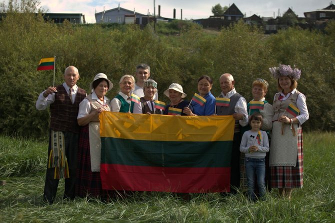 Asmeninio arch. nuotr./Bernardas Razgus (pirmas iš kairės) su kitais lietuvių bendrijos nariais. 