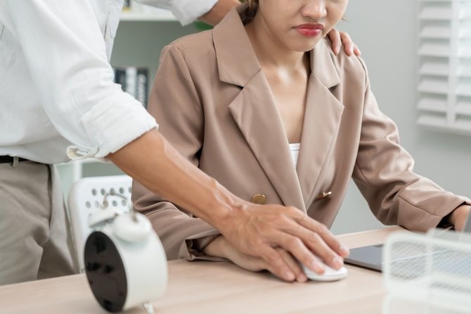 Shutterstock nuotr./Seksualinis priekabiavimas darbe