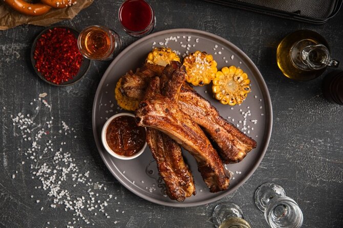 Shutterstock nuotr./Grilyje kepti kiaulienos šonkauliai