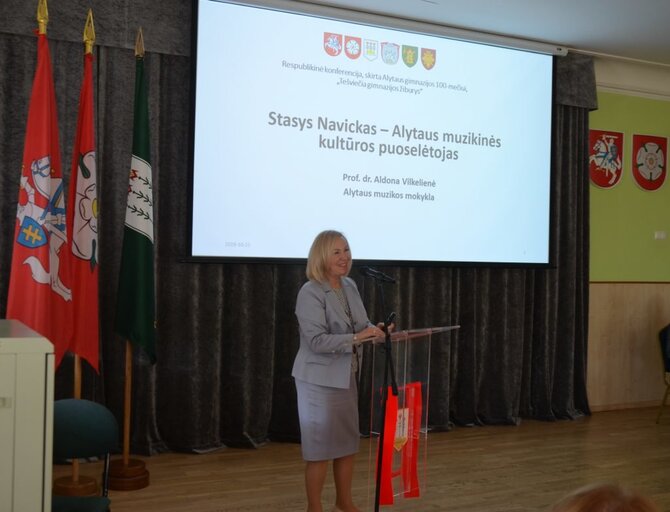 Asmeninio arch. nuotr./Prof. dr. Aldona Vilkelienė skaito pranešimą apie Alytaus tarpukario muzikos mokytoją Stasį Navicką Adolfo Ramanausko-Vanago gimnazijoje.
