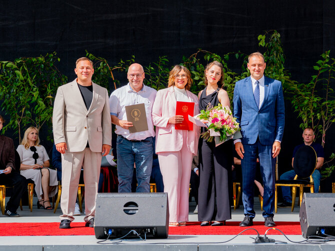 Jurgio Švedkausko nuotr./Shade Rebekka Kozak su tėvais, gimnazijos direktoriumi Donatu Vasiliausku ir meru Nerijumi Cesiuliu