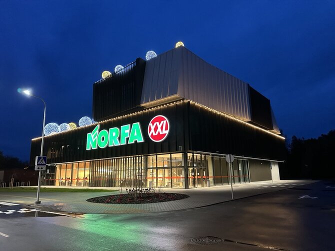 „Norfa“ nuotr./Nauja „Norfa“ parduotuvė Palangoje su teniso kortais