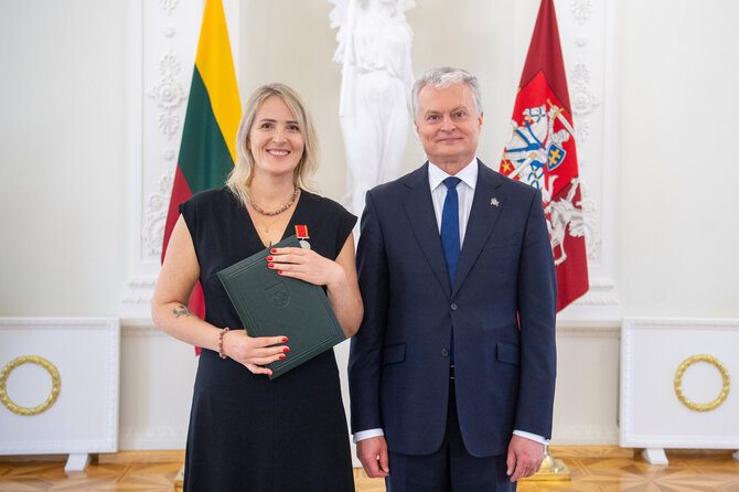 R. Dačkaus nuotr./Ordino „Už nuopelnus Lietuvai“ medaliu Eglė apdovanota už indėlį globojant gausų būrį vaikų.