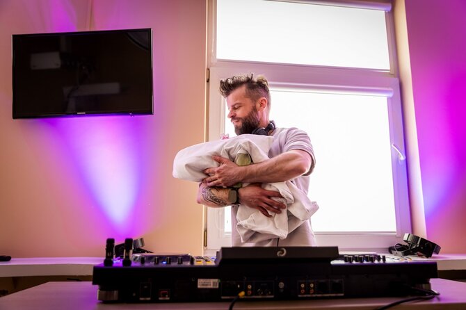 Asmeninio arch. nuotr./Šeima iš Klaipėdos savo pirmagimę pasitiko su gyvai leidžiamais muzikos kūriniais