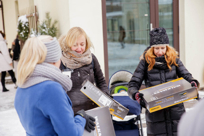 Josvydo Elinsko / 15min nuotr./Akimirka iš „Walkmaxx“ batų dalinimo akcijos