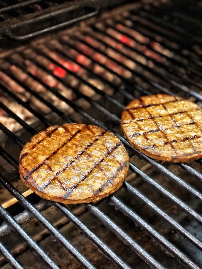 Partnerio nuotr./„Grill London“ pristato naujieną vegetarams: burgerį su 100 proc. augaliniu paplotėliu