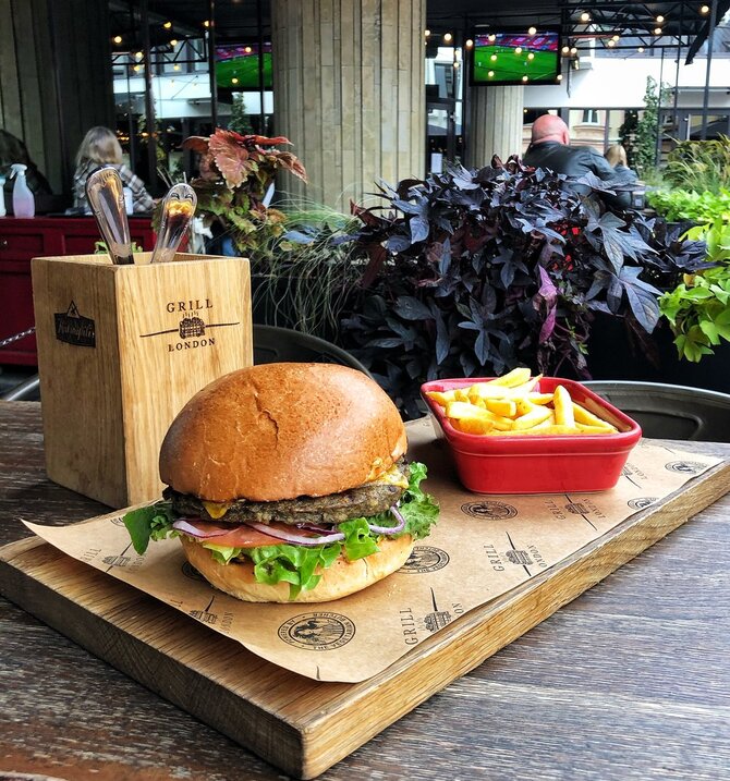 Partnerio nuotr./„Grill London“ pristato naujieną vegetarams: burgerį su 100 proc. augaliniu paplotėliu