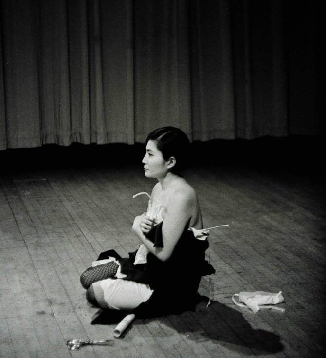 „Studio One“ nuotr./Yoko Ono „Cut piece“ performansas 1964 m.