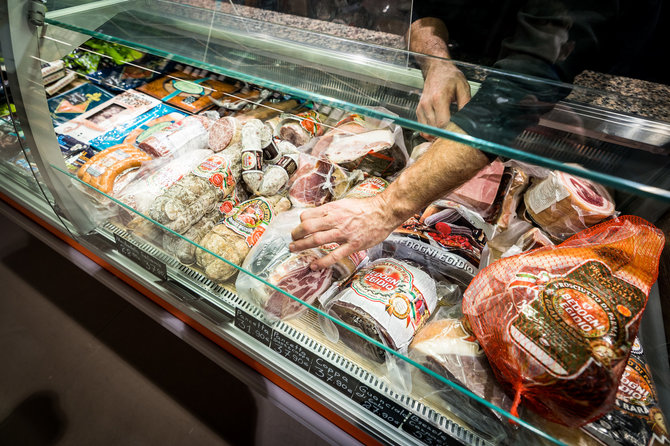 „Mažoji Italija“ nuotr./„Gourmet“ parduotuvių „Mažoji Italija“ įkūrėjas: apie rinktinius produktus, derybas kaip „Krikštatėvyje“ ir tobulą itališkų salotų receptą šventėms 