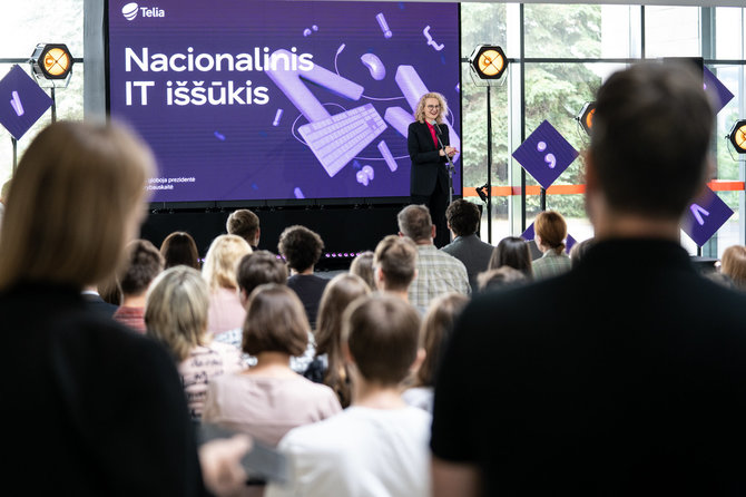 „Telia Global Services Lithuania“ nuotr. /Iškilmingoje ceremonijoje apdovanoti pirmojo šalyje „Nacionalinio IT iššūkio“ projekto laimėtojai