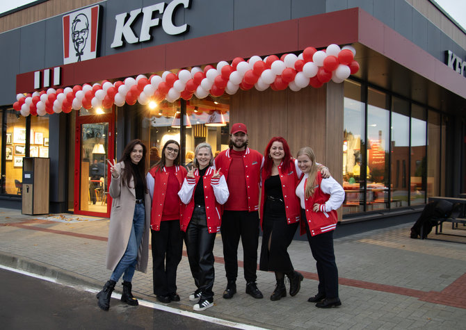 „KFC“ nuotr./Remis Retro naujame amplua – greito aptarnavimo restorane atidavinėjo užsakymus vilniečiams